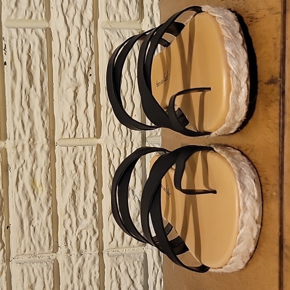 Brand new AE Suri sandals - Picture 2 of 9